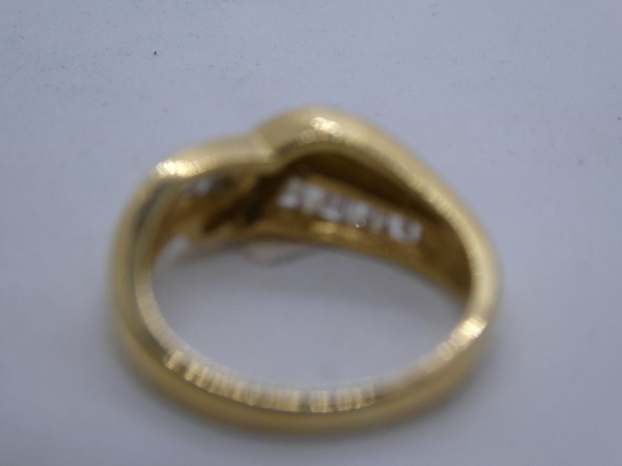 18ct yellow gold crossover design ring with tapered baguette cut diamond to shoulder, marked 750, ap - Image 4 of 4