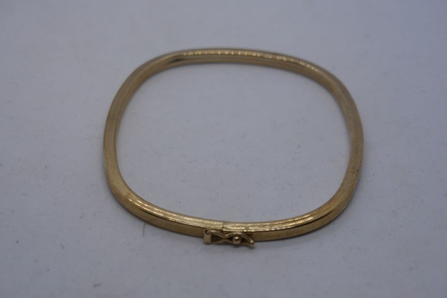 9ct yellow gold bangle of squared form, marked 375, 6cm diameter, 4.5g approx - Image 5 of 6