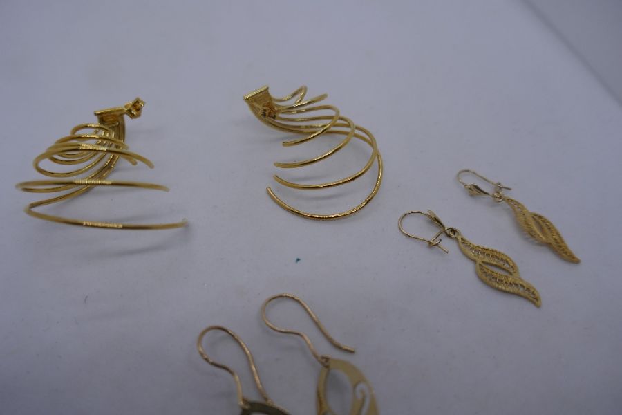 Pretty 9ct gold spiral effect earrings marked 375 and two decorative yellow metal drop earrings, gro - Image 2 of 3