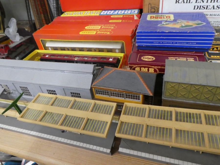 A large quantity of OO gauge boxed rolling stock, control unit and other related accessories and tra - Image 6 of 11