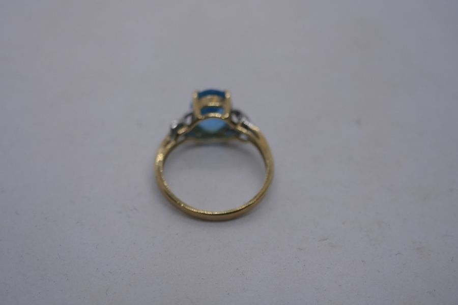 Contemporary 9K yellow gold dress ring set large blue topaz and the shoulders with diamond chips, ma - Image 8 of 10