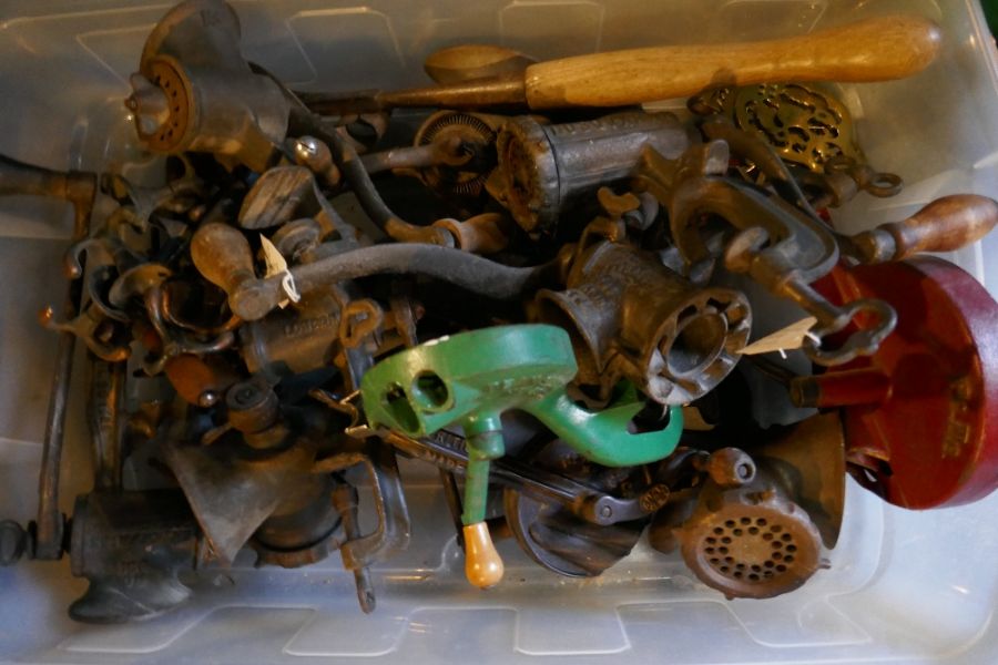 Crate of mixed metalware, including horse brasses, bean slicers, eetc - Image 2 of 3