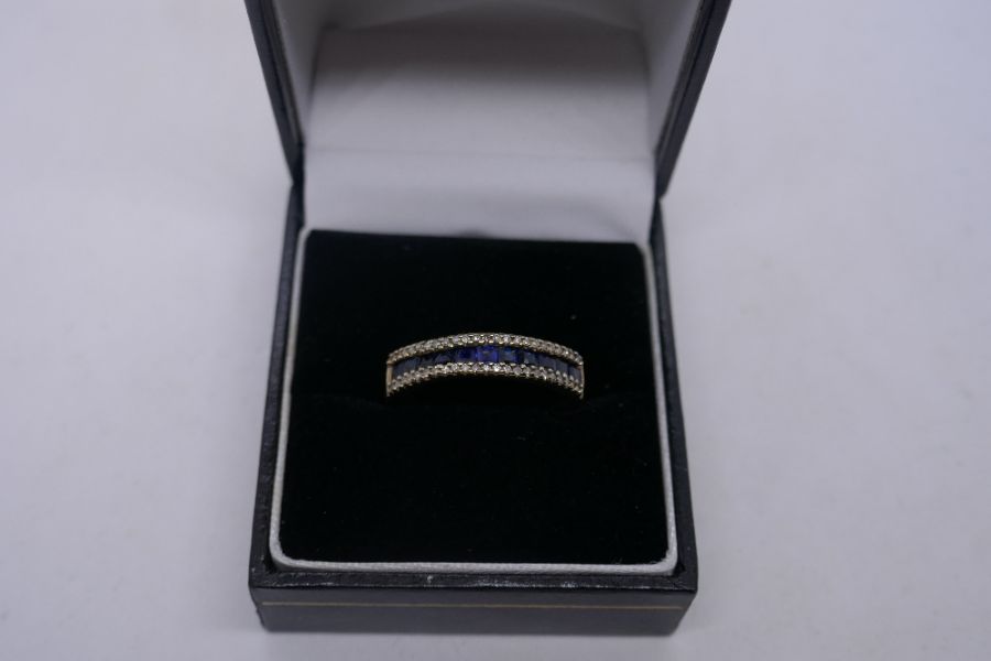 9K yellow gold band ring with chanel set square cut sapphires flanked by diamond chips AF, stone loo - Image 5 of 10