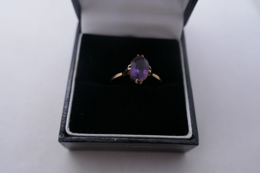 Unmarked yellow metal dress ring set with a single oval amethyst stone, size N, unmarked. 1.9g - Image 4 of 4