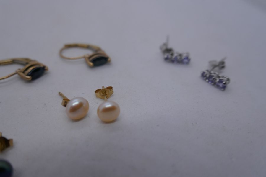 Collection of 10k and other stud earrings to include pearl stud examples - Image 2 of 3