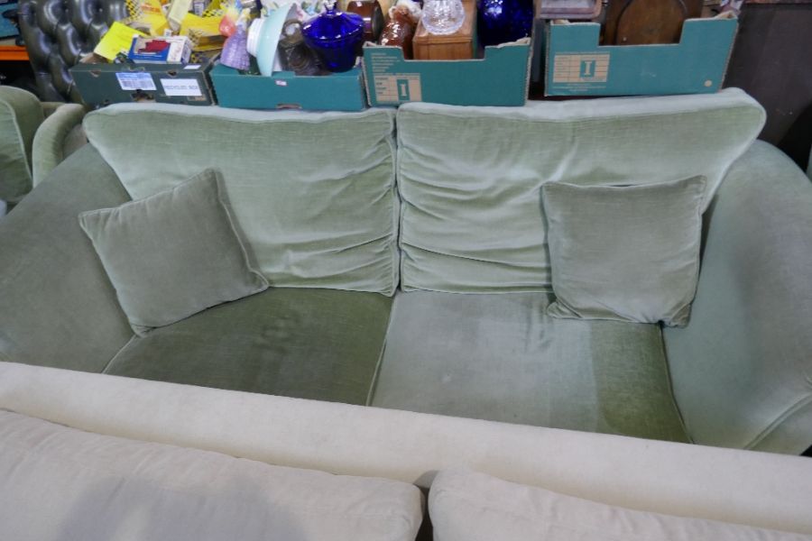 Vintage green velvet settee with a pair of similar armchairs - Image 3 of 3