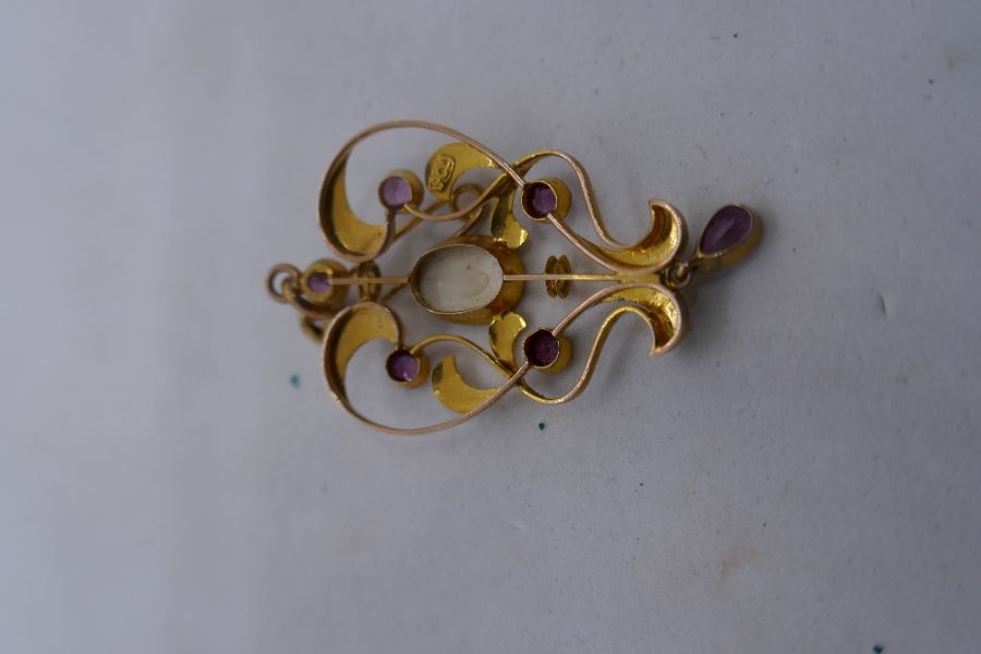 9ct yellow gold floral design pendant with central oval natural pearl, five round cut amethyst and h - Image 3 of 3