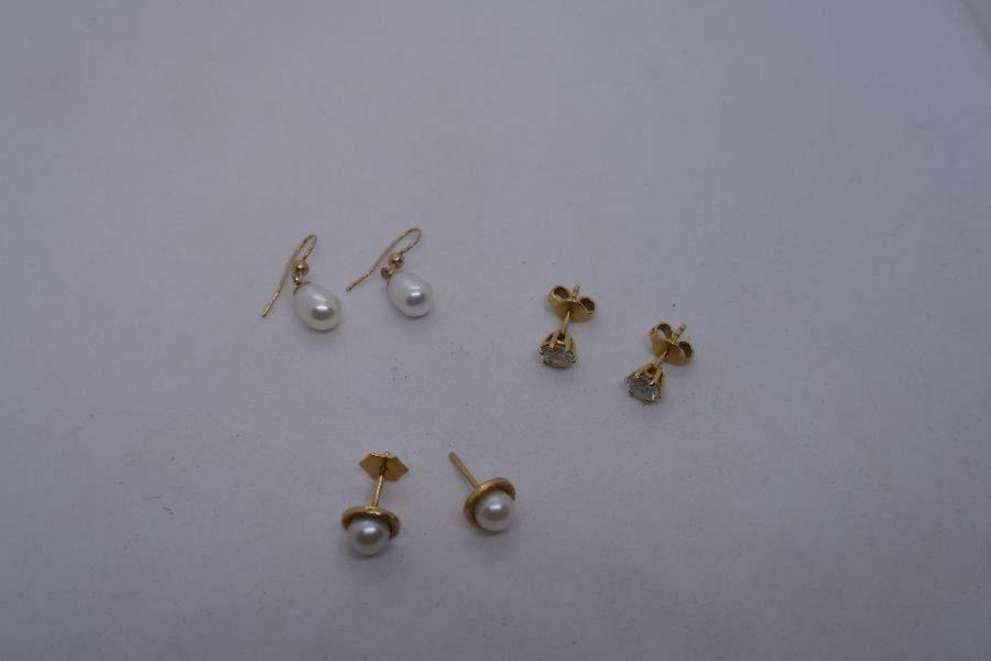 Two pairs of 18ct earrings one, being natural pearl example and a pair of 9ct yellow gold pearl stud - Image 3 of 6