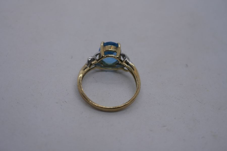 Contemporary 9K yellow gold dress ring set large blue topaz and the shoulders with diamond chips, ma - Image 9 of 10