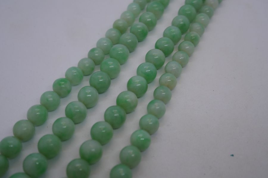 Long string of vintage pale green Jade beads with 9ct yellow gold clasp, together with another Jade - Image 2 of 10