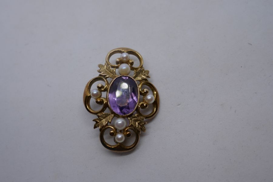 9ct gold floral design brooch with central oval faceted amethyst surrounded by 6 seed pearls, marked - Image 6 of 6