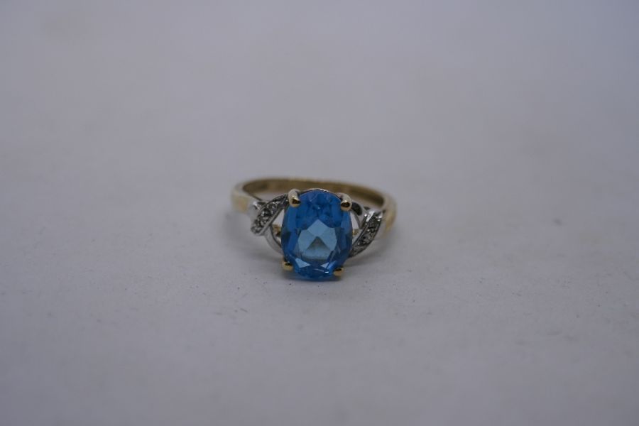 Contemporary 9K yellow gold dress ring set large blue topaz and the shoulders with diamond chips, ma - Image 7 of 10