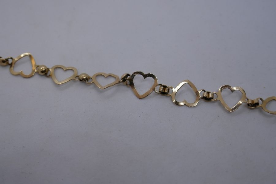 9ct yellow gold heart linked bracelet, AF, catch broken, marked 375, 18cm, 3.5g approx - Image 6 of 8