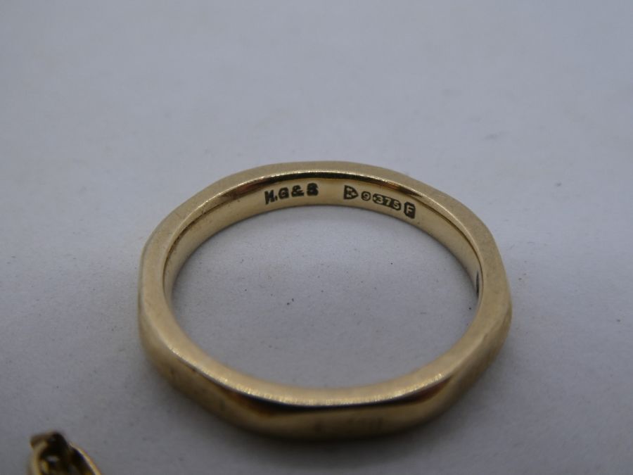 9ct yellow gold band ring size L, marked 375, and 9ct yellow gold Crucifix, 2.9g approx - Image 2 of 4