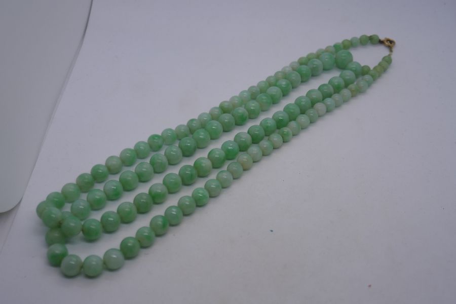 Long string of vintage pale green Jade beads with 9ct yellow gold clasp, together with another Jade - Image 6 of 10