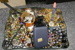 Box of costume jewellery to incl. brooches, amber and pearl gold clasp necklace, jade pendant etc