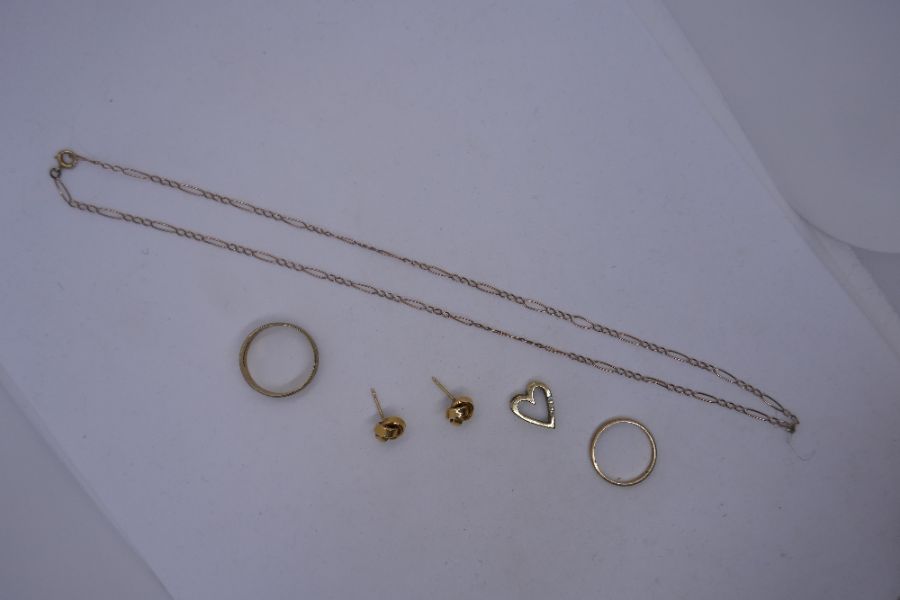 Two 9ct gold wedding bands, pair of knot earrings (no backs), heart shaped pendant and 9ct fine figa - Image 3 of 6