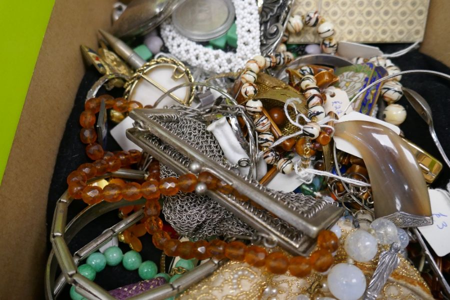 Box of costume jewellery to include moonstone beads, necklaces, brooches, white metal purse, etc - Image 3 of 3