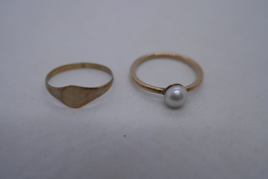 9ct yellow gold ring, size F marked 9ct and unmarked yellow metal ring set with a single pearl