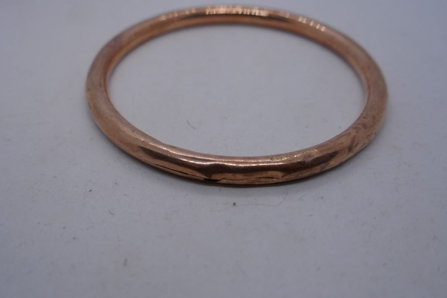 9ct Rose gold bangle, marked 9, AF, cracked, 8cm diameter, approx 13g - Image 5 of 6