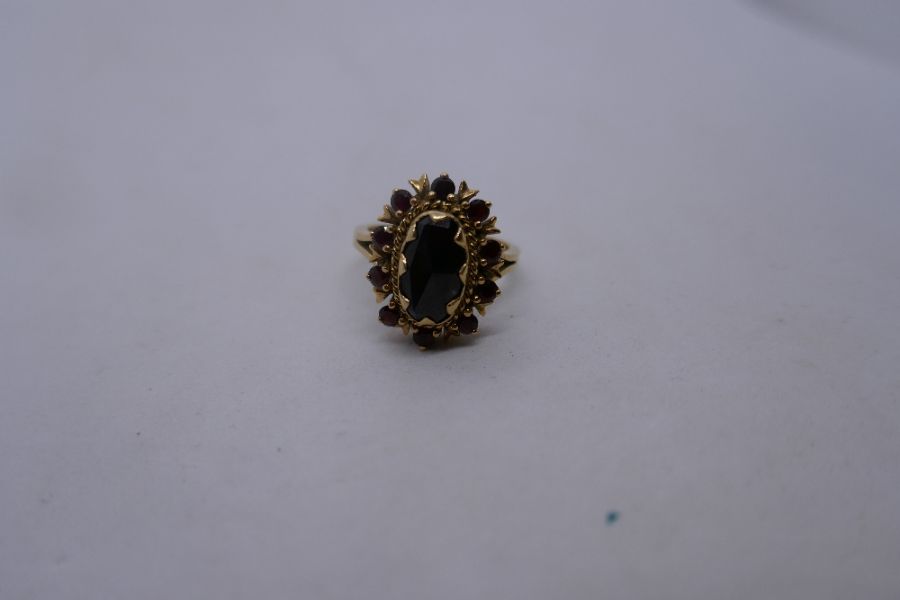 18ct yellow gold garnet cluster ring with large central garnet, size M, 7.5g approx, marked indistin