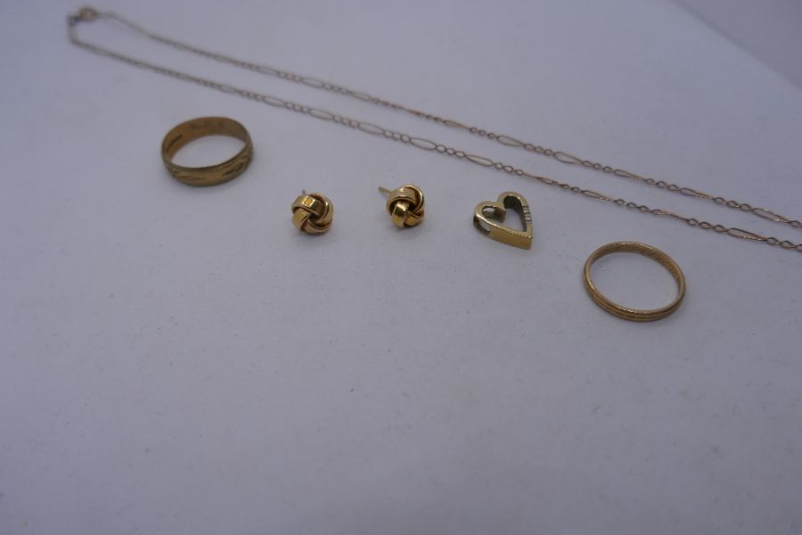 Two 9ct gold wedding bands, pair of knot earrings (no backs), heart shaped pendant and 9ct fine figa - Image 5 of 6