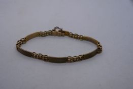 Pretty 9ct yellow gold gatelink bracelet, with 6 engraved spacer panels and safety chain, marked 9ct