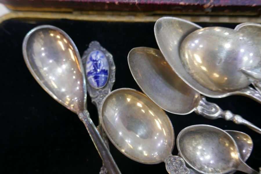 A set of six silver handled knives, cased Yates Brothers, Sheffield 1927, and various silver spoons - Image 6 of 7
