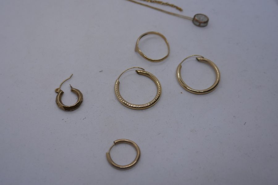 9ct gold to include pair of hoop earrings, wishbone ring, chain, etc, 3.8g approx - Image 2 of 6