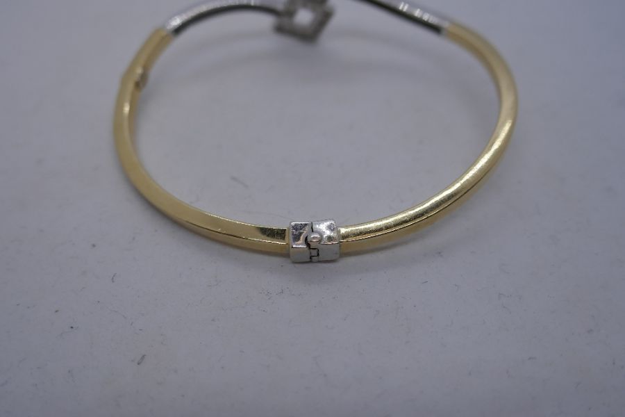 14K two tone hinged bangle with crossover geometric panels set with cubic zirconia, marked 585, 7cm - Image 3 of 8