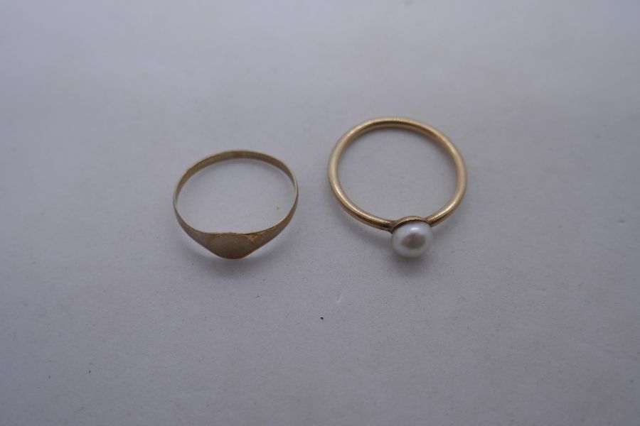 9ct yellow gold ring, size F marked 9ct and unmarked yellow metal ring set with a single pearl - Image 2 of 3