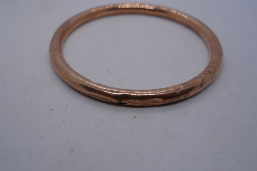 9ct Rose gold bangle, marked 9, AF, cracked, 8cm diameter, approx 13g - Image 2 of 6