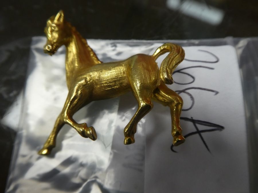 9ct yellow gold brooch in the form of a Stallion, marked 375, 10.8g approx - Image 2 of 3