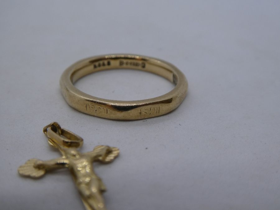 9ct yellow gold band ring size L, marked 375, and 9ct yellow gold Crucifix, 2.9g approx - Image 4 of 4