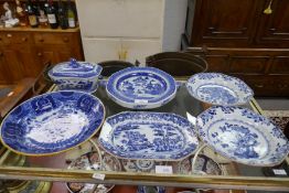 A small quantity of 19th century Chinese blue and white items to include a plate warmer and small tu