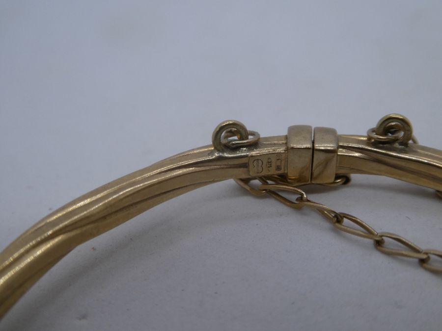 9ct yellow gold bangle, with safety chain, marked 375, 5.7g approx - Image 5 of 5