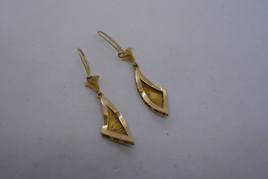 Pair of gold high carat, possibly 18ct, Egyptian drop earrings, very decorative, Foreign markings, 6 - Image 7 of 8