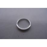 18ct white gold wedding band, marked 750, size V, 9.6g