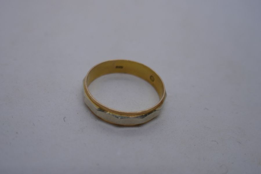 Gold two tone wedding band, marks worn, size U, approx 3.5g - Image 5 of 6