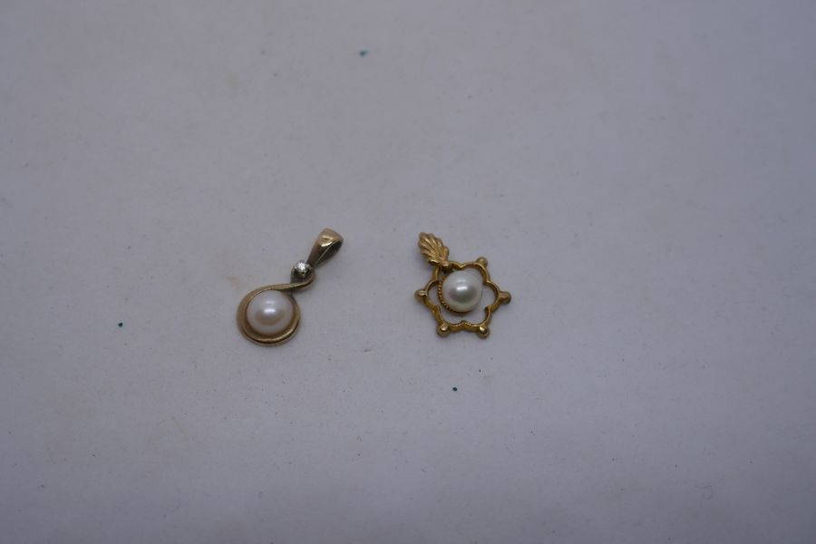 Two 9ct gold pendants, one set with a diamond chip and pearl and the other a single pearl, both mark - Image 6 of 6