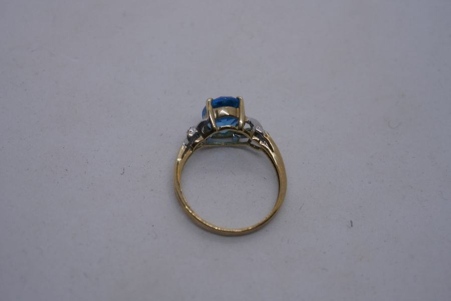 Contemporary 9K yellow gold dress ring set large blue topaz and the shoulders with diamond chips, ma - Image 5 of 10