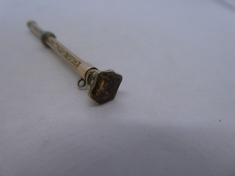 Yellow metal propelling pencil with applied turquoise beads, 6.2g unmarked - Image 4 of 7