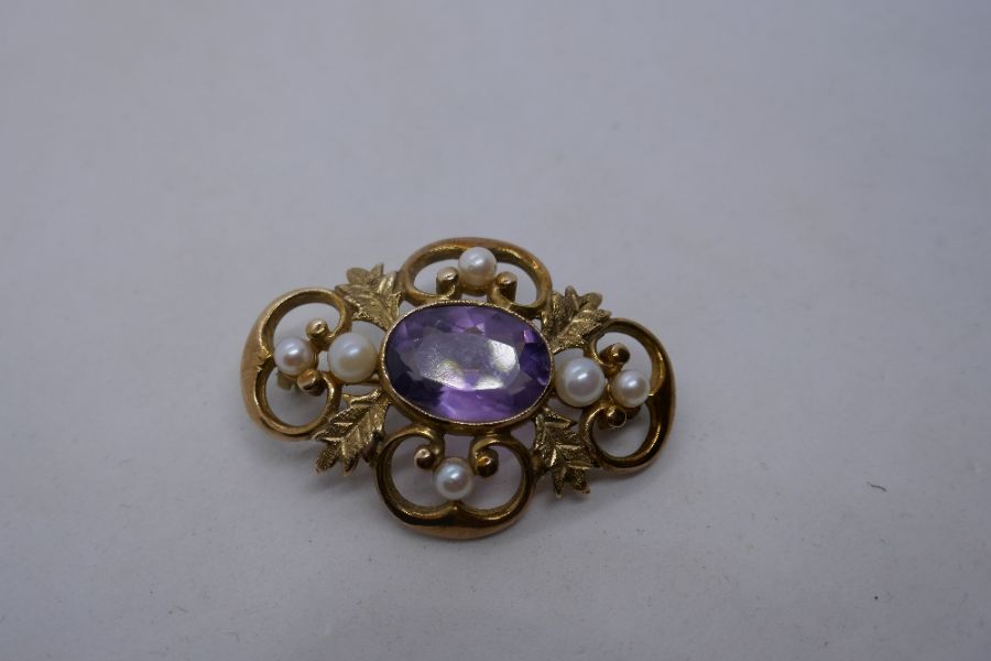 9ct gold floral design brooch with central oval faceted amethyst surrounded by 6 seed pearls, marked - Image 4 of 6