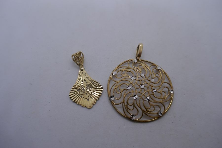 Circular pendant set with stones marked 375 together with a 9ct yellow gold filigree pendant also ma