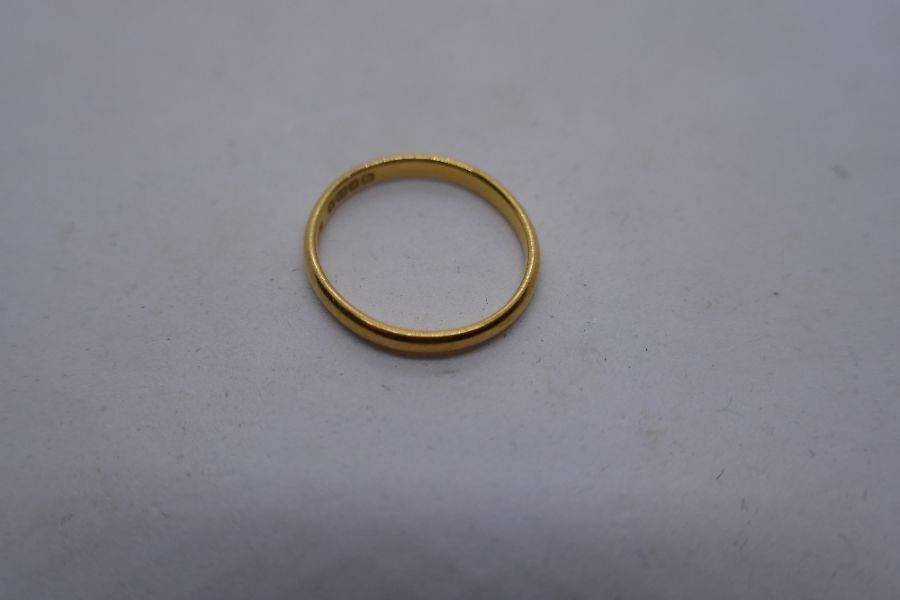 22ct yellow gold wedding band, size K/L, 2.2g approx, marked 22