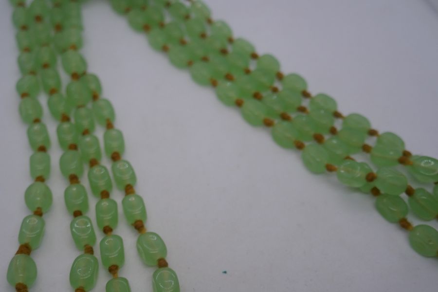 Long string of vintage pale green Jade beads with 9ct yellow gold clasp, together with another Jade - Image 9 of 10