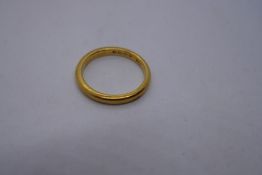 22ct gold wedding band, size L/M, marked 22, weight approx 3.6g