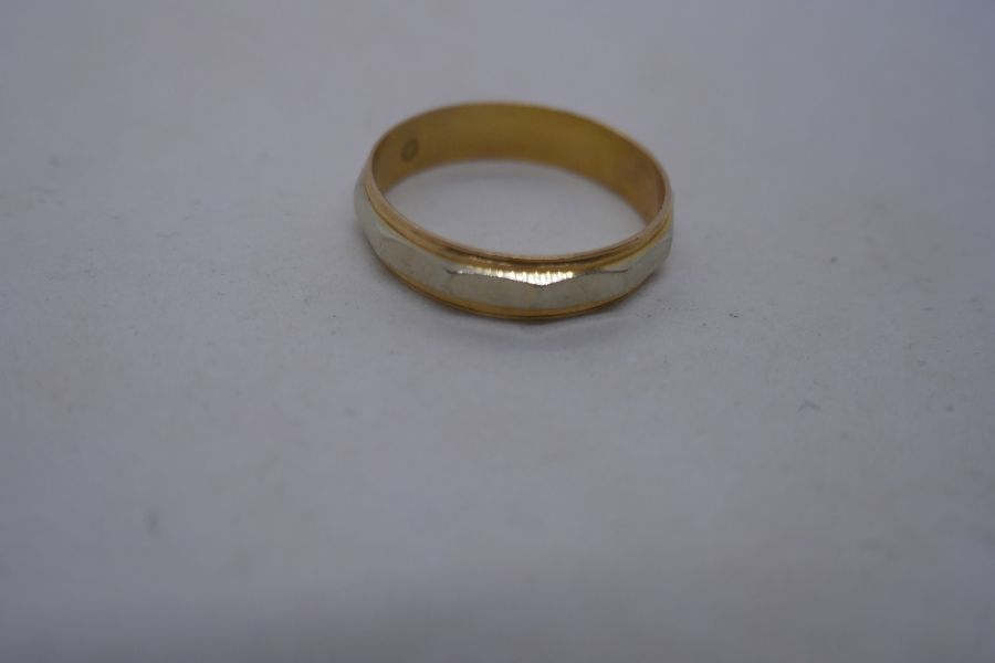 Gold two tone wedding band, marks worn, size U, approx 3.5g - Image 4 of 6