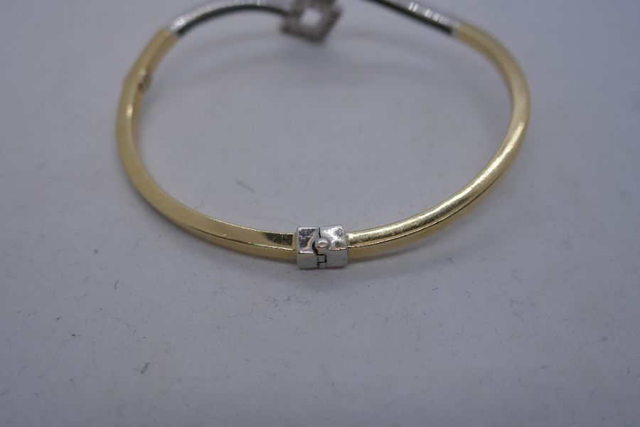 14K two tone hinged bangle with crossover geometric panels set with cubic zirconia, marked 585, 7cm - Image 7 of 8