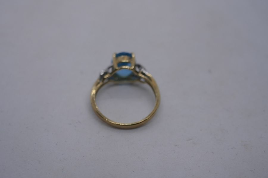Contemporary 9K yellow gold dress ring set large blue topaz and the shoulders with diamond chips, ma - Image 3 of 10
